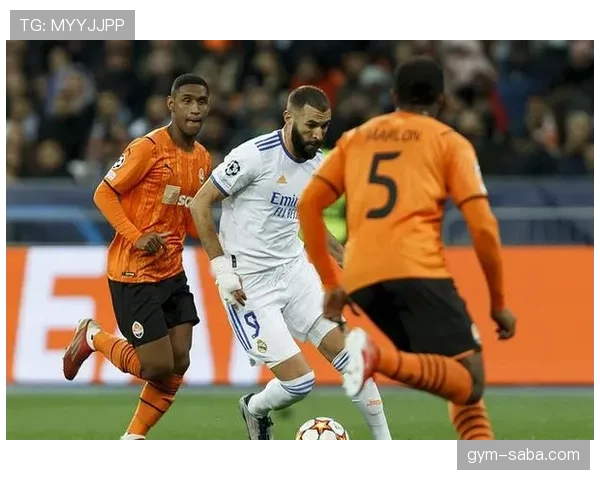 本泽马回撤接应激活进攻，关键战主导皇马破局