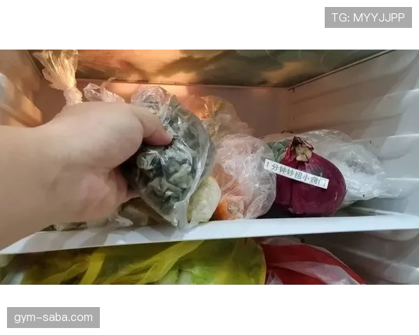 冯彦哲今天拎着奢牌袋子去买菜，隔壁大妈看了都懵了